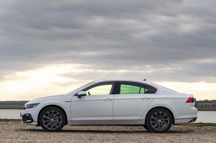  Volkswagen Passat GTE (B8) 2019 года  (UK) (фото 7 из 26)